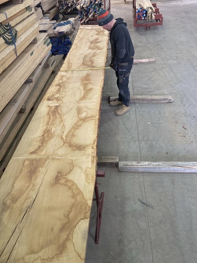 toolsandtimber's tweet photo. What a Beauty! 
A HUGE European Oak Board 6metres long, 800mm wide &amp; 41mm thick 😮
Now on it’s way to a high end local cabinet maker to be made into something quite beautiful 😍
#europeanoak #cabinetmaker #oak #woodworking #timbermerchant #cumbria #furnituremaker https://t.co/KUjsZ6d6kZ