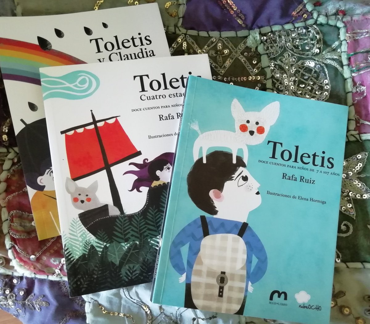 PaquiGodinoRoca's tweet photo. ¡Hoy me han llegado mis #Toletis! Deseando leerlos. Menos mal que entro en el rango recomendado de edad. ¡Esta tarde empiezo! 😉 ¡Gracias @rafaruizmad! 🤗💚🌳 https://t.co/r6xJdGv5ts