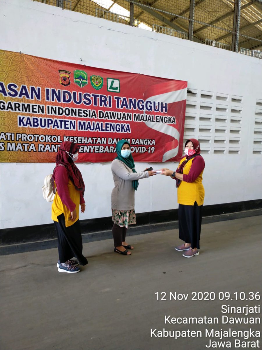 UPTpkmBalida's tweet photo. Di dalam pabrik garmen kami sempatkan berbagi masker #HKN2020  #gerakan56detik https://t.co/7jhbVGlCFy