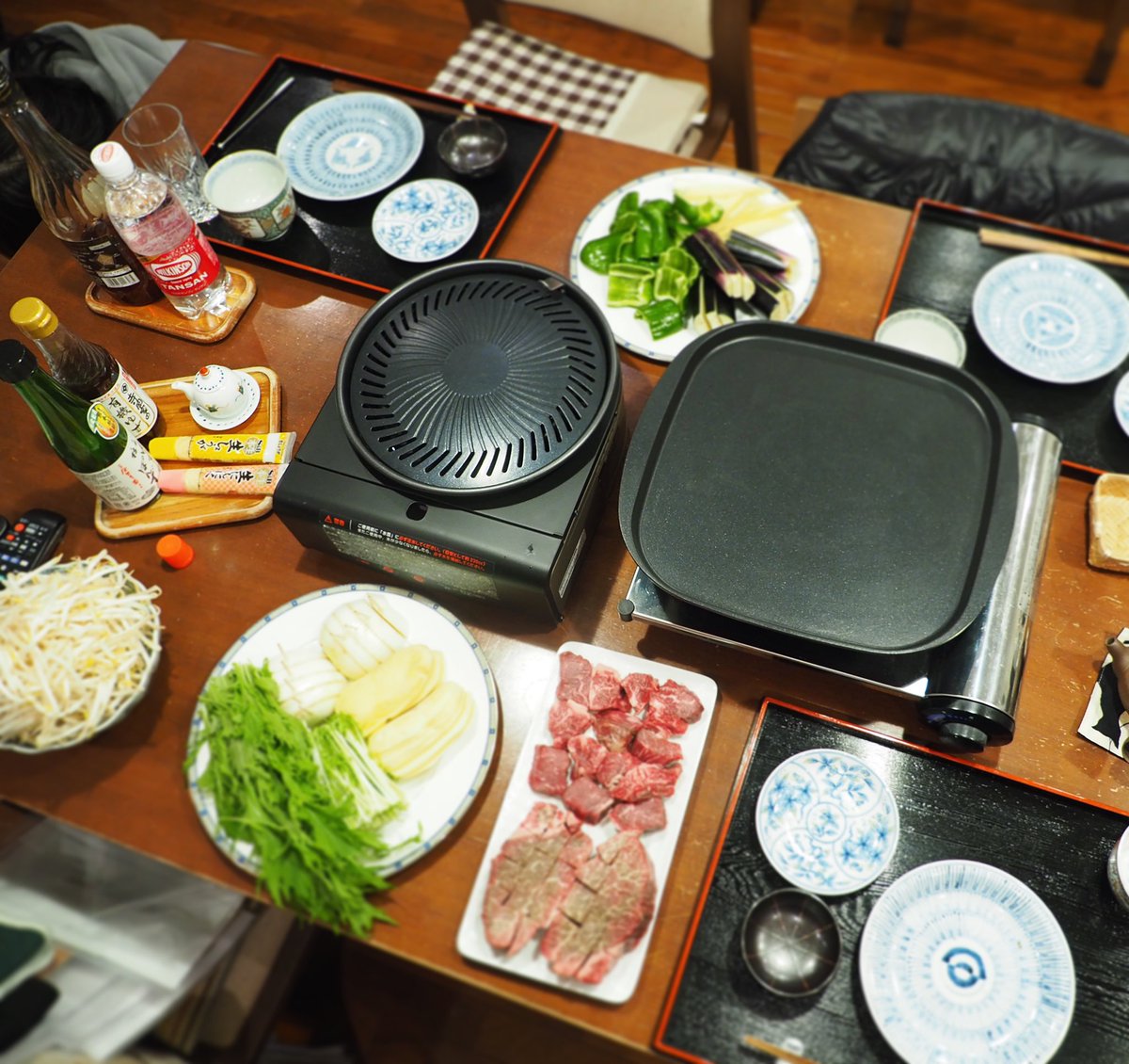 naminami42's tweet photo. ある日の夕飯。
黒毛和牛のシャトーブリアン＆ヒレ肉をセット販売していたので、ポチッと。
届いた500gのお肉と、他にもお野菜たっぷり用意して、3人で鉄板焼を楽しみました。
締めは焼き飯、写真撮らなかったなぁ。。。
@tsukijiichiba https://t.co/aimsHpUKuS