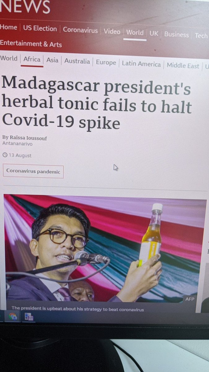 Ah, ils présentent un remède à base d'herbes proposé par le président du Madagascar. Je connaissais pas, ça a l'air pas mal