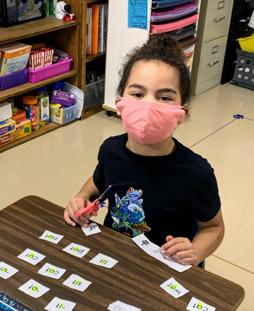 MrsMcElwain1's tweet photo. First graders working hard on their word sorts! #sedolphins https://t.co/OyaZiOHoRR