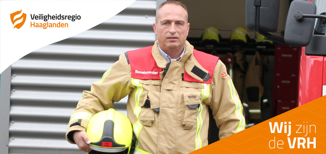 VRH_Haaglanden's tweet photo. John werkt als brandweerman en is daarnaast al jaren bevelvoerder. Hij is bij een incident verantwoordelijk voor het maken van een inzetplan. Dat gebeurt in de brandweerwagen, mét sirenes aan, onderweg naar het incident. 

Lees zijn verhaal: https://t.co/acKxqP7gyj

#wijzijndeVRH https://t.co/9HYLdjv5el