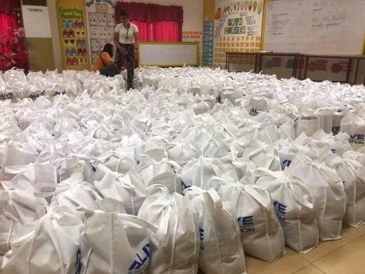 MidelRika's tweet photo. A company with big heart ❤️❤️❤️
Happenning now!!!!  Alive Foundation Bangon Oragon relief Operation in Tiwi Albay.
#AliveFoundation
#EmpoweredConsumerism https://t.co/55oScRLBRz
