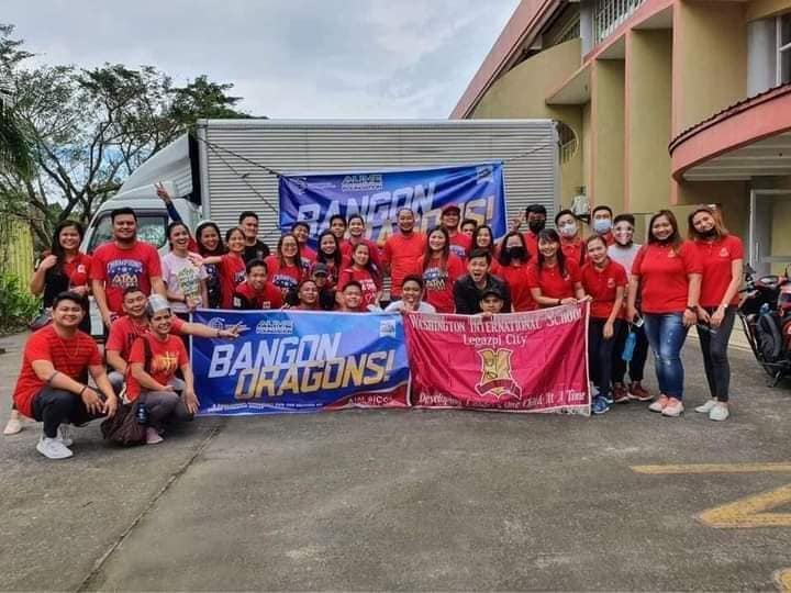 MidelRika's tweet photo. A company with big heart ❤️❤️❤️
Happenning now!!!!  Alive Foundation Bangon Oragon relief Operation in Tiwi Albay.
#AliveFoundation
#EmpoweredConsumerism https://t.co/55oScRLBRz