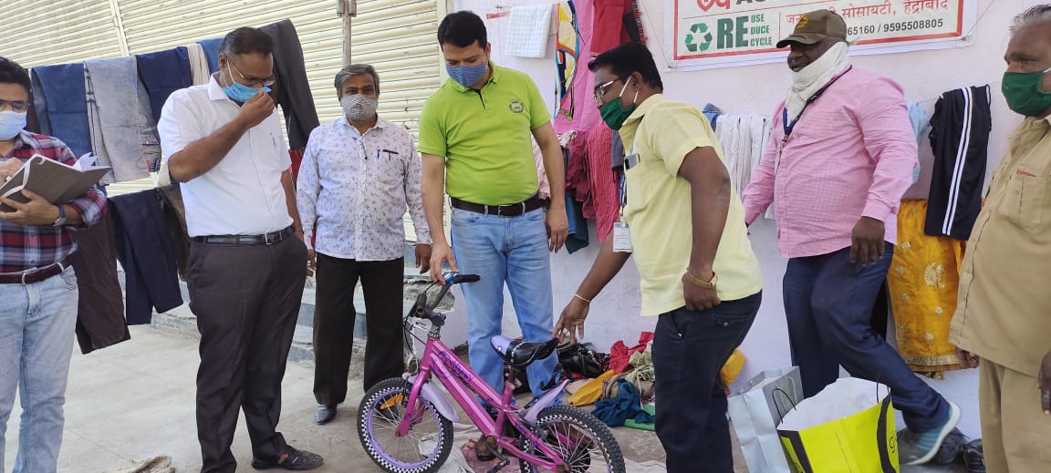 ArpitaSharad's tweet photo. Aurangabad Municipal Corporation Administrator @astikkp took the lead in #WallOfHumanity activity & donated clothes & a bicycle to the cause. A girl child who received the cycle was overwhelmed with the gesture.
#LoveAurangabad
#CyclesForChange
#SwachhAurangabad https://t.co/ZREVqFrbB5