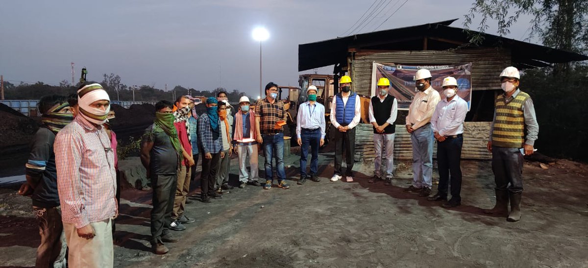 MediaUmrer's tweet photo. Brother workmen being recognised for their efforts during rake dispatch day....the last mile holds the key to final achievement.
Umred railway Siding, Umred Area https://t.co/ce9nreKx4m