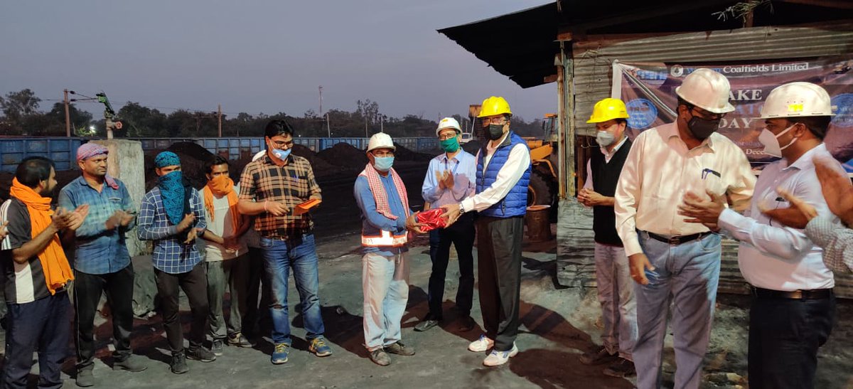 MediaUmrer's tweet photo. Brother workmen being recognised for their efforts during rake dispatch day....the last mile holds the key to final achievement.
Umred railway Siding, Umred Area https://t.co/ce9nreKx4m