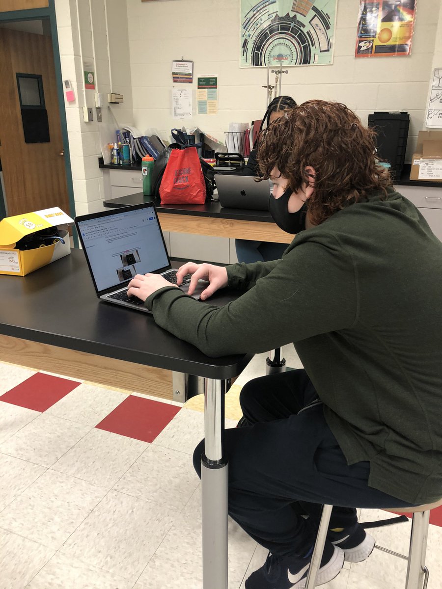 MsFusinaChem's tweet image. Physics students working collaboratively on shared docs to find and explain videos of the phenomenon of resonance! @SSSASsaints #Physics #PhysicsEd #flexlearning #hyflex