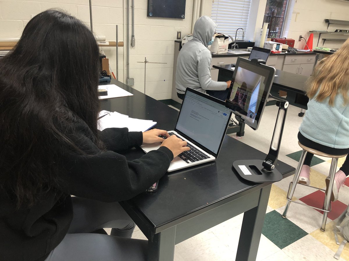 MsFusinaChem's tweet image. Physics students working collaboratively on shared docs to find and explain videos of the phenomenon of resonance! @SSSASsaints #Physics #PhysicsEd #flexlearning #hyflex