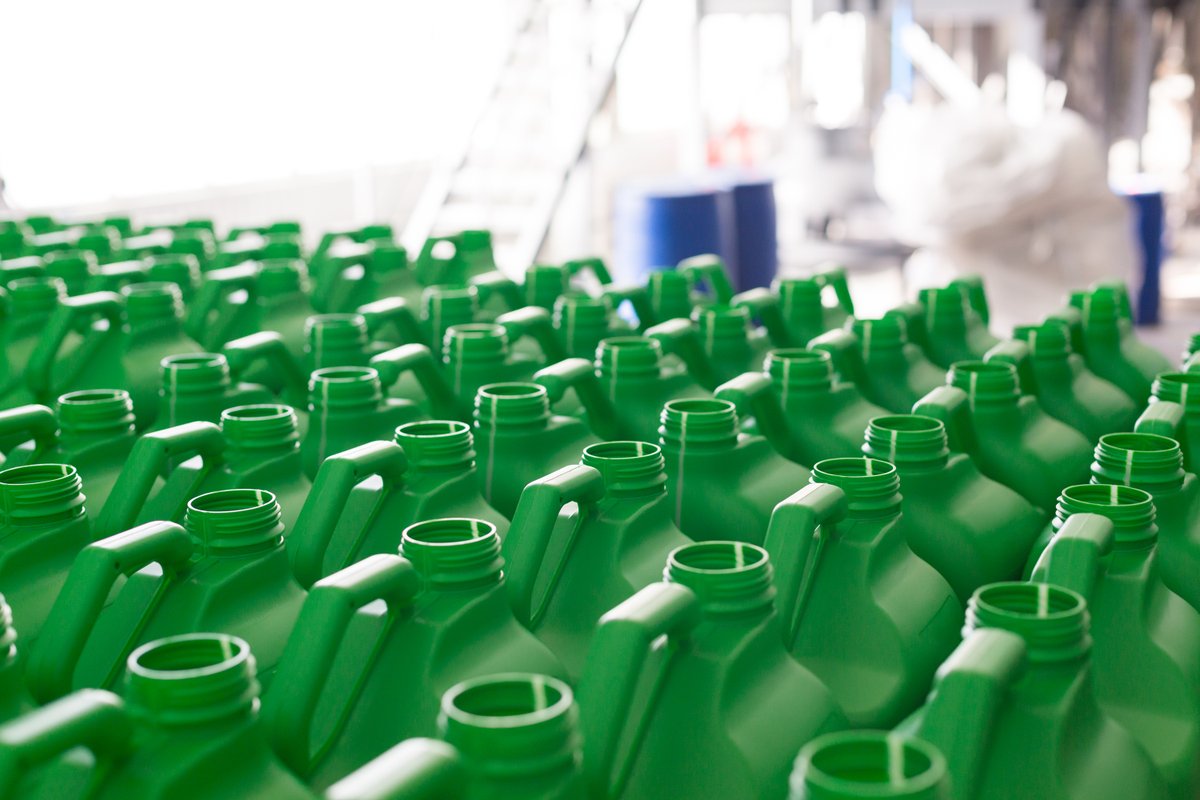 inhance_tech's tweet photo. The #barrierpackaging option you choose can impact the quality, safety and compliance of your product. From formulation ingredients to shelf life requirements, here are 5 elements of barrier packaging design to consider: https://t.co/wqFmj7yany #Plastics https://t.co/z9GuZqeRqX
