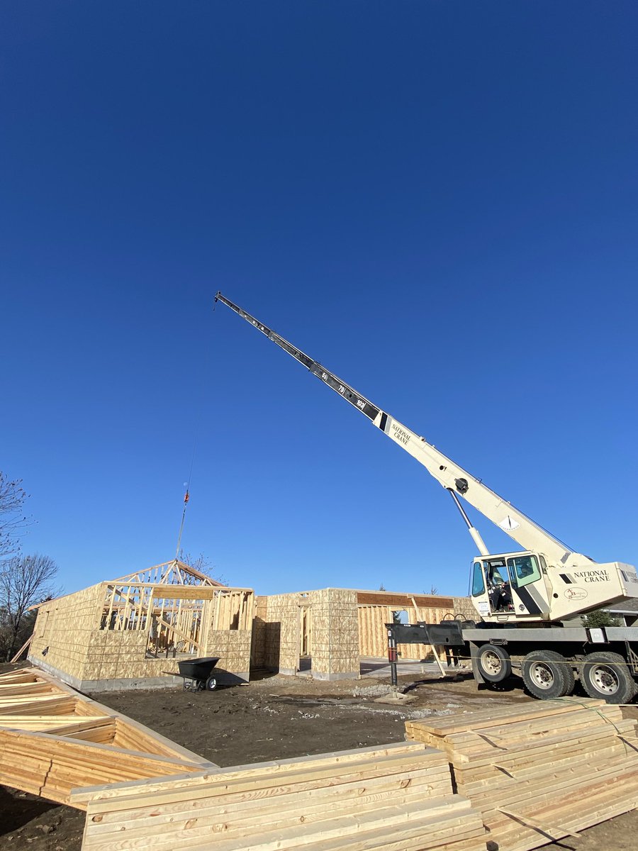AgBuildersMN's tweet photo. Custom crane work. Nice trusses. #construction #AgBuilders #crane https://t.co/u0tfJ728Ej