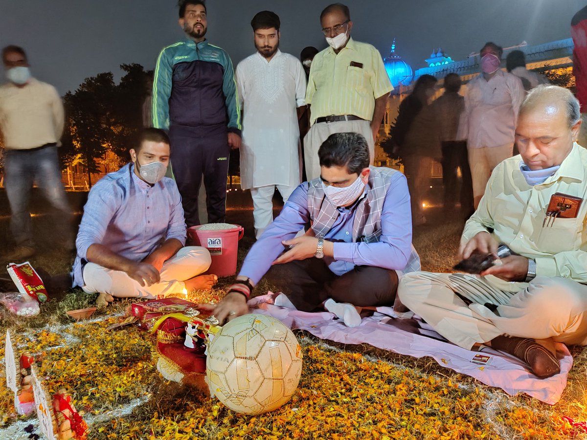 lkouniv's tweet photo. आज लखनऊ विश्वविद्यालय के परांजपे क्रीड़ांगन में शताब्दी वर्ष और दीपावली के उपलक्ष में दीपोत्सव मनाया गया, और  विगत वर्षों की भांति धनतेरस और दीपावली की पूजा संपन्न की गई। गणेश आरती, दियों और धूपबत्ती से विश्वविद्यालय का प्रांगण प्रज्वलित रहा। @profalokkumar @dswlkouniv https://t.co/MxJmm0CcnP