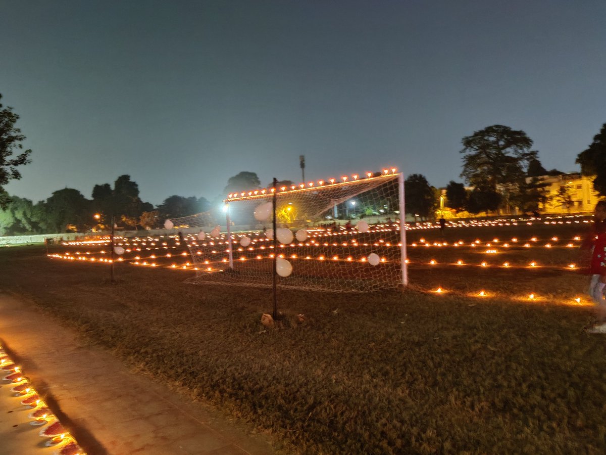 lkouniv's tweet photo. आज लखनऊ विश्वविद्यालय के परांजपे क्रीड़ांगन में शताब्दी वर्ष और दीपावली के उपलक्ष में दीपोत्सव मनाया गया, और  विगत वर्षों की भांति धनतेरस और दीपावली की पूजा संपन्न की गई। गणेश आरती, दियों और धूपबत्ती से विश्वविद्यालय का प्रांगण प्रज्वलित रहा। @profalokkumar @dswlkouniv https://t.co/MxJmm0CcnP