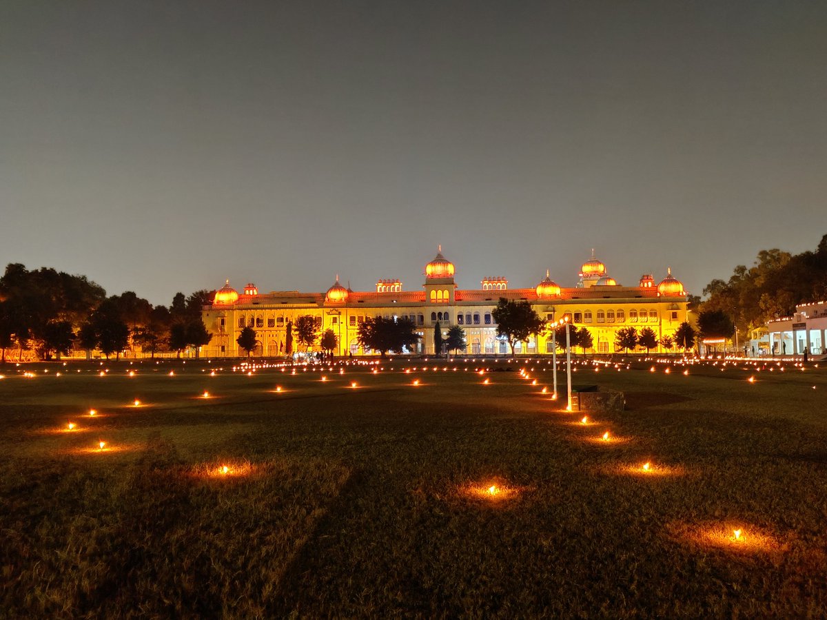 lkouniv's tweet photo. आज लखनऊ विश्वविद्यालय के परांजपे क्रीड़ांगन में शताब्दी वर्ष और दीपावली के उपलक्ष में दीपोत्सव मनाया गया, और  विगत वर्षों की भांति धनतेरस और दीपावली की पूजा संपन्न की गई। गणेश आरती, दियों और धूपबत्ती से विश्वविद्यालय का प्रांगण प्रज्वलित रहा। @profalokkumar @dswlkouniv https://t.co/MxJmm0CcnP