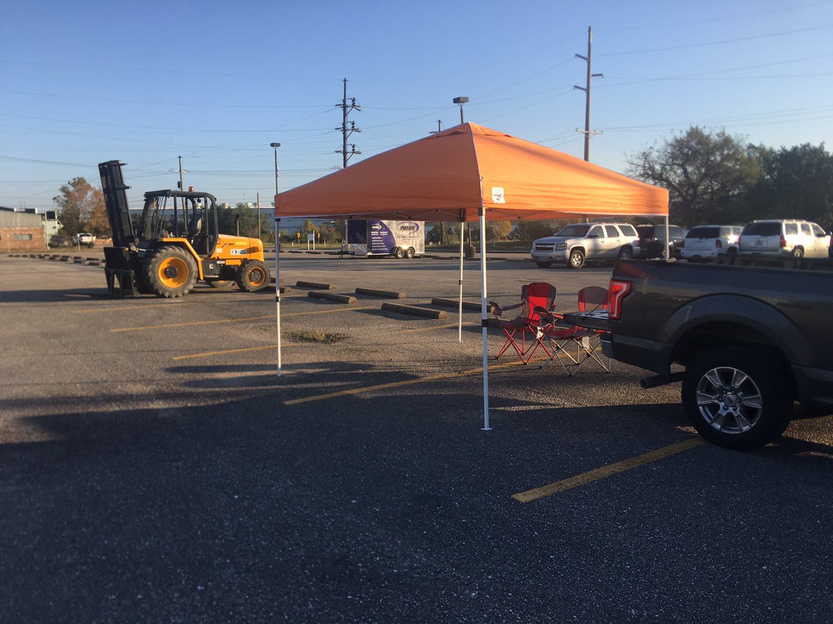 Danjoelov's tweet photo. Final delivery of PPE’s from TDEM &amp; TEA to Region 5 schools! We are set up and ready to go. It’s a beautiful day here at Edison Plaza as we prepare to distribute reusable face masks to all public, charter, and private schools in Region 5! Let’s do this! #Region5rocks https://t.co/qBbu0Ijvwj