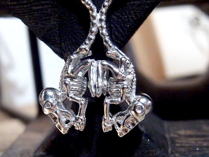handmade_watch's tweet photo. 【nyui ニュイ boneネックレス コミミトビネズミ ハート シルバー】
解剖学に則りリアルかつ繊細に作り込まれたコミミトビネズミの全身骨格をシルバーで表現
二匹のコミミトビネズミが尻尾でハートを描く可愛らしいデザインとなっております
通販→https://t.co/x7CNQ6yN6l
#nyui
#コミミトビネズミ https://t.co/qPBVwtWDBZ