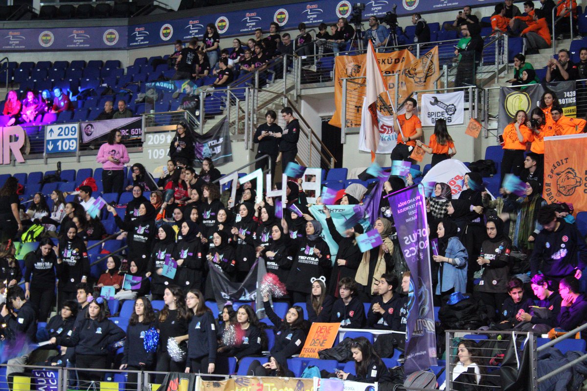 Tribünde kurulan arkadaşlıklar başka olur derlerdi, doğruymuş...💜💙
#frcturkey