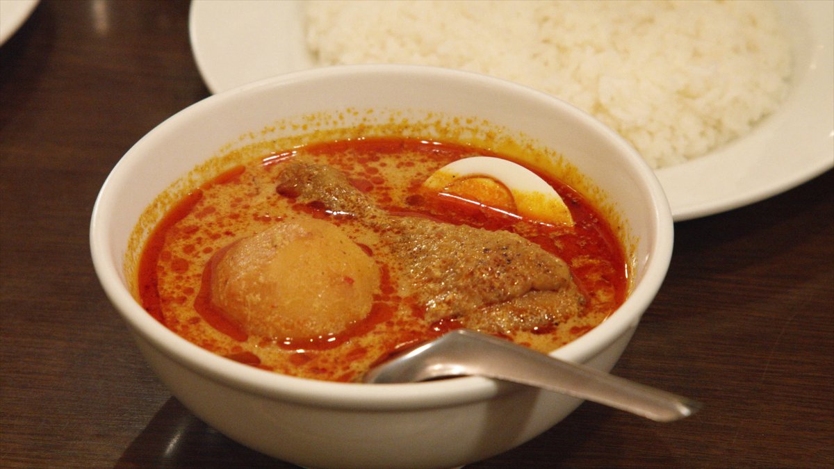 ドラマ カレーの唄 Dvd発売中 カレー紹介 7皿目 タイカレー 19年創業 日本のタイカレーの元祖にして行列 のできる超人気店 メーヤウ信濃町 看板メニューの メーヤウカレー は 汗が噴き出すほどのスパイス感に 骨付きチキンの旨味と ドラマ カレーの唄 Dvd発売中 カレー紹介 7皿目 タイカレー 19年創業 日本のタイカレーの元祖にして行列 のできる超人気店 メーヤウ信濃町 看板メニューの メーヤウカレー は 汗が噴き出すほどのスパイス感に 骨付きチキンの旨味と