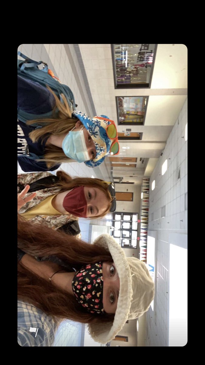 delaney_lima's tweet photo. Spirit Week Day One! TOURIST DAY 🌺 ✈️ @BaconSTUCO @ValerieLuizzi  @laney https://t.co/5FxuVGCvm3