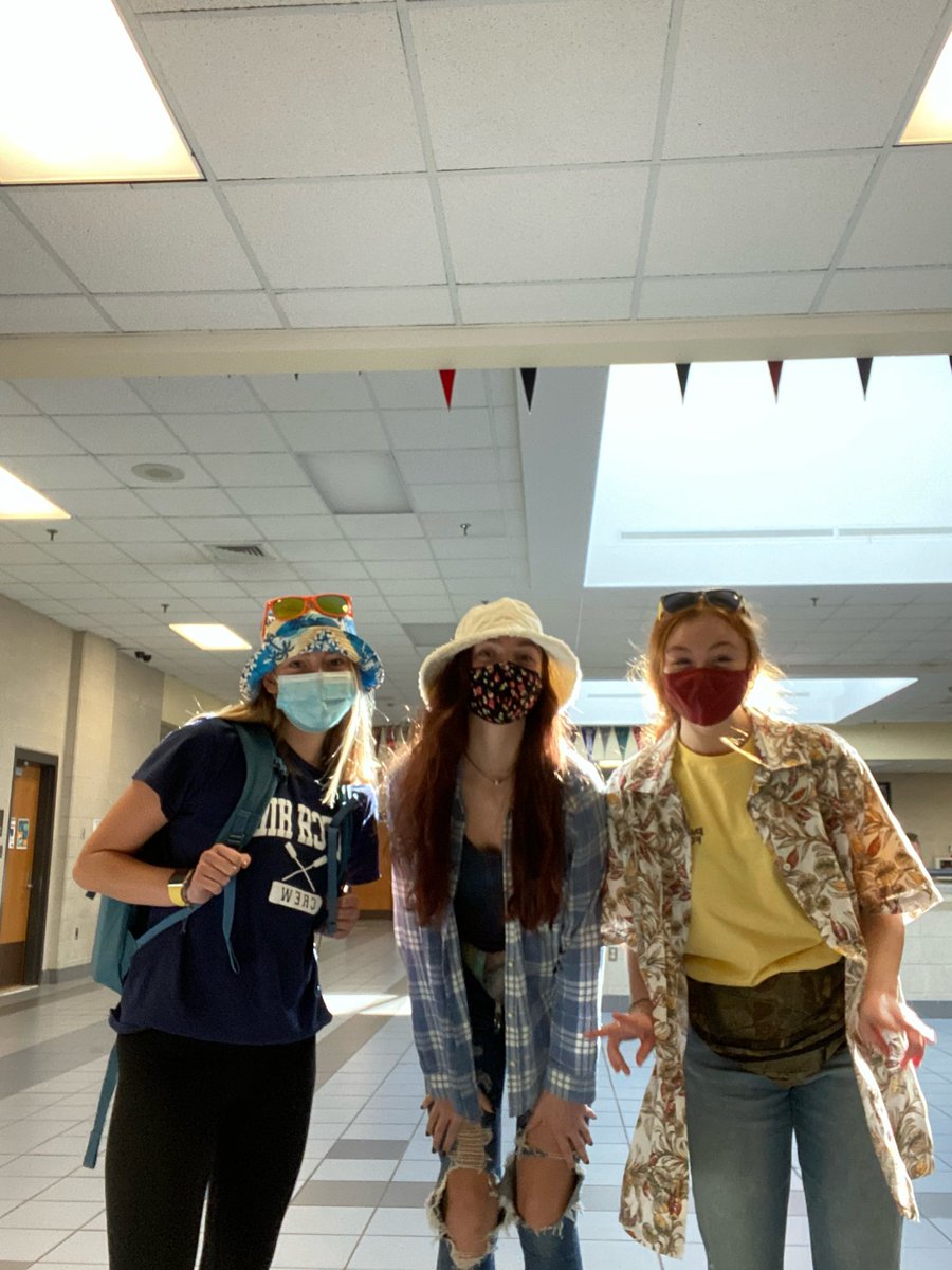 delaney_lima's tweet photo. Spirit Week Day One! TOURIST DAY 🌺 ✈️ @BaconSTUCO @ValerieLuizzi  @laney https://t.co/5FxuVGCvm3