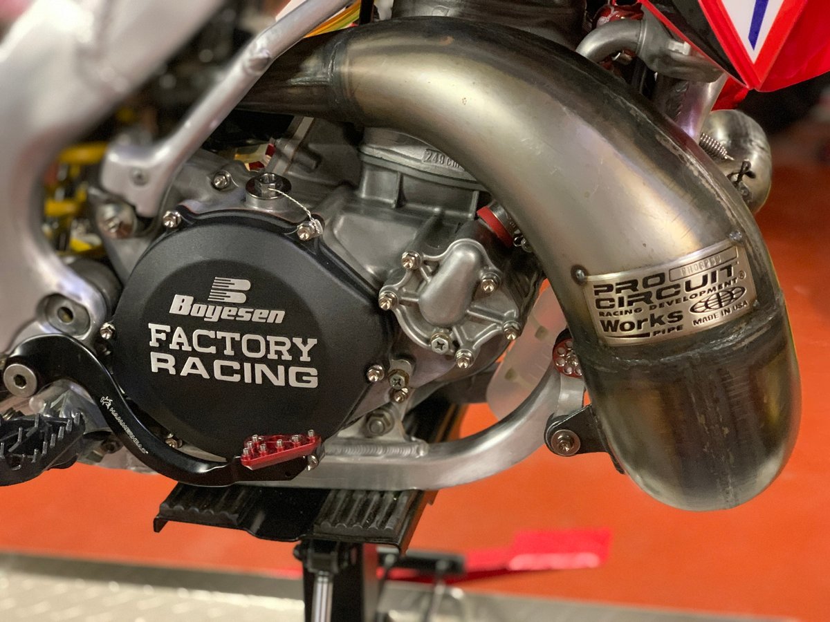 LectronFS's tweet image. There&apos;s just something about a two stoke supermoto! Build by Matt Hale