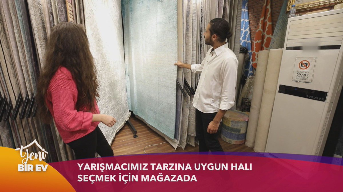 Yarışmacımız tarzına uygun halıyı seçiyor! 
#haliname #yenibirevtv