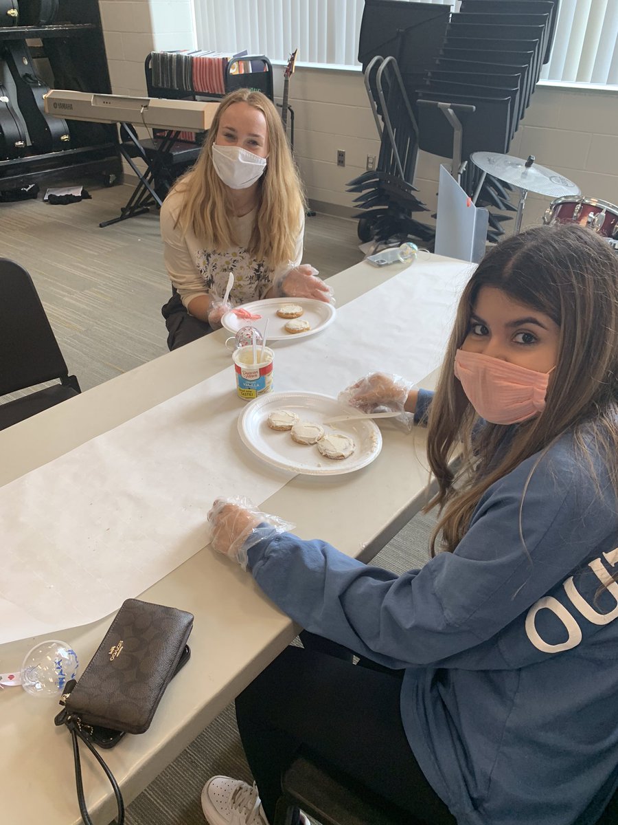 cooking_cghsnc's tweet photo. Junior Community Day Cookie Decoration! Who doesn’t love to hang out and decorate some cookies! 🍪🍪 https://t.co/XXHltp1n5N