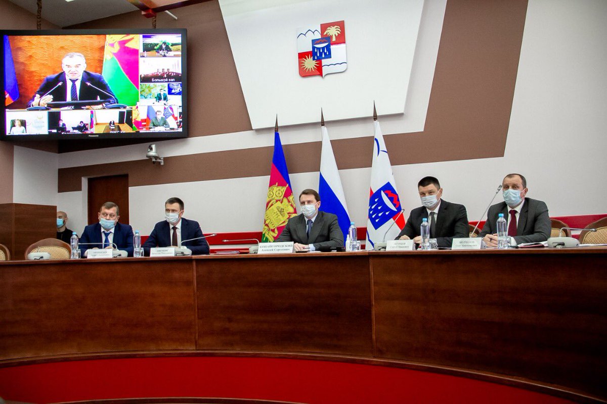 AKopaigorodskii's tweet photo. В #Сочи ситуация по-прежнему под контролем, очагов заболевания у нас нет. Но увеличим не только количество мониторинговых групп, но их чи��ленность. В первую очередь больше проверок необходимо проводить сейчас на Красной Поляне, ведь впереди высокий сезон. #мэр #копайгородский https://t.co/oBklkOweOq