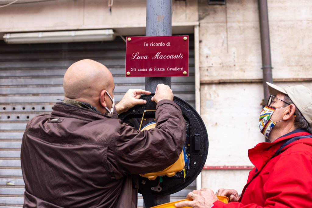 EMD112_it's tweet photo. 💝 Livorno, donato #defibrillatore per uso pubblico in memoria di Luca Maccanti.

Il defibrillatore samaritan® PAD 350P è stato installato in piazza cavallotti, sede del mercato di frutta e verdura all’aperto, che ogni giorno vede presenza e transito di migliaia di persone.

#DAE https://t.co/NQe63LQ6C8