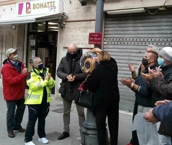 EMD112_it's tweet photo. 💝 Livorno, donato #defibrillatore per uso pubblico in memoria di Luca Maccanti.

Il defibrillatore samaritan® PAD 350P è stato installato in piazza cavallotti, sede del mercato di frutta e verdura all’aperto, che ogni giorno vede presenza e transito di migliaia di persone.

#DAE https://t.co/NQe63LQ6C8