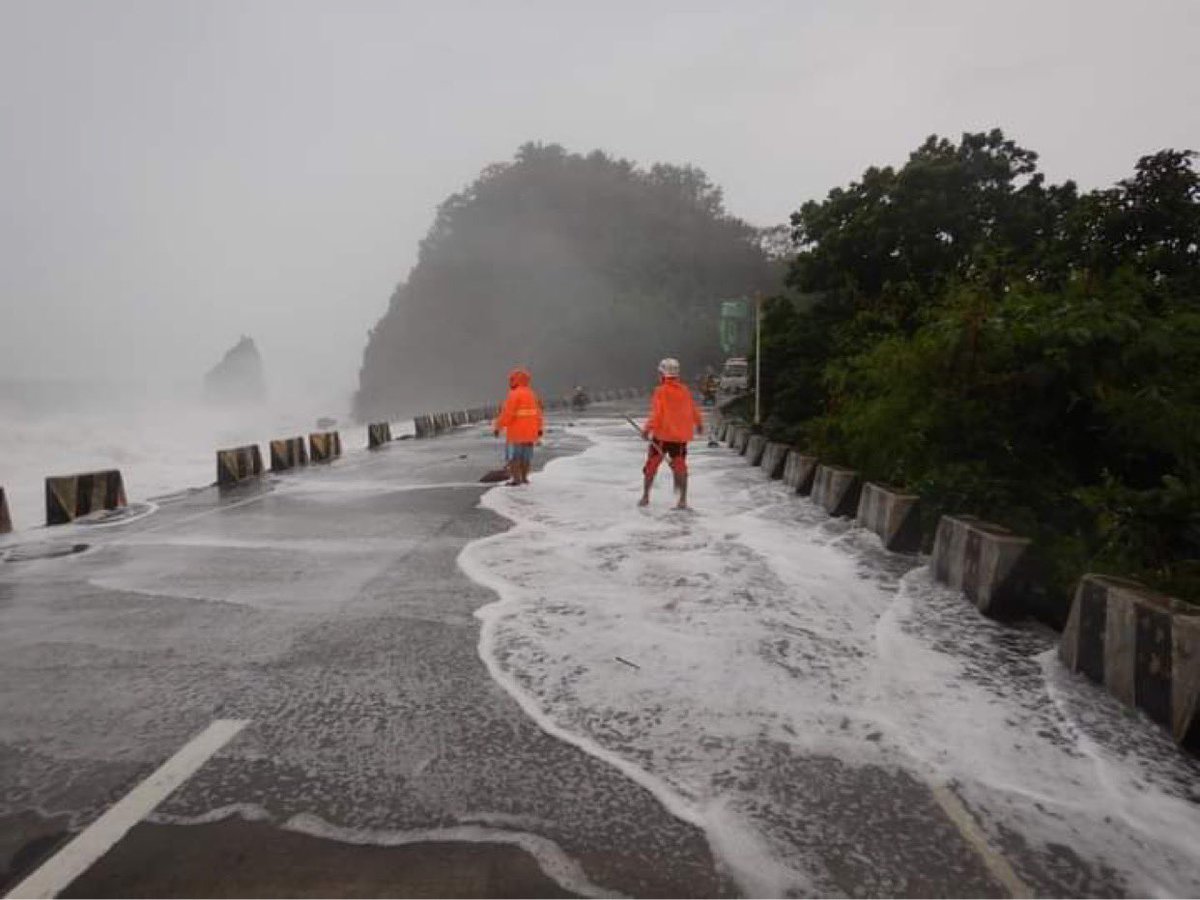 Ampere, Aurora. The winds are so strong that the waves went past the highway. Sierra Madre is our front-line during typhoons, and our national minorities care for it.

#NoToKaliwaDam
#SaveSierraMadre 
#NoToDevelopmentAggression
#DefendAncestralLands
#FlattenTheCurveNotTheHills