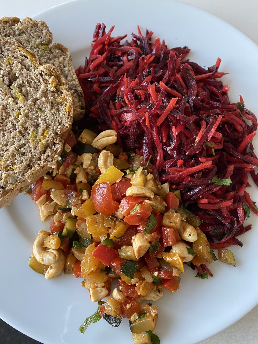schmunzeleule's tweet photo. #Soulfood aus KO hat uns bei #247GRAD wieder mit vegetarischem &amp; veganem Schmackofatz versorgt. Mein Favorit: der Rote-Beete-Salat. 🤤 https://t.co/1S56J5Rfoc