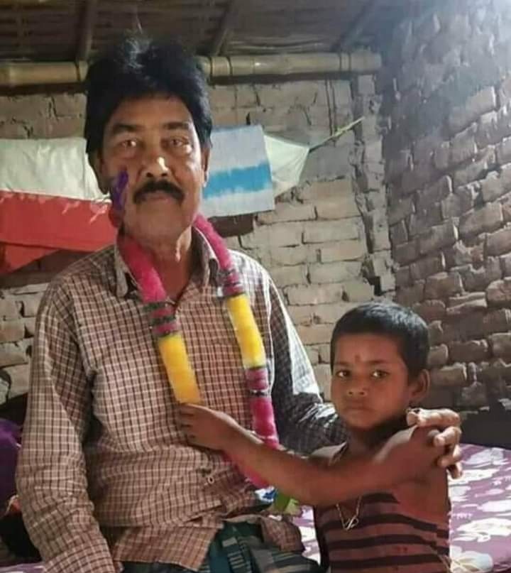 KanojiaPJ's tweet photo. ये दोनों विधायक हैं एक चौथी बार बिहार से जीते महबूब आलम हैं और दूसरी तरफ तीसरी बार भाजपा विधायक राम कदम हैं। एक बच्चे के पास असली फूल नहीं और दूसरे ने 2016 में अपने बेटे को मर्सेडीज़ गिफ़्ट किया था। दोनों फुल टाइम नेता हैं और हालात कितना जुदा। सलाम है महबूब जी आपको। https://t.co/7b64kL33uX