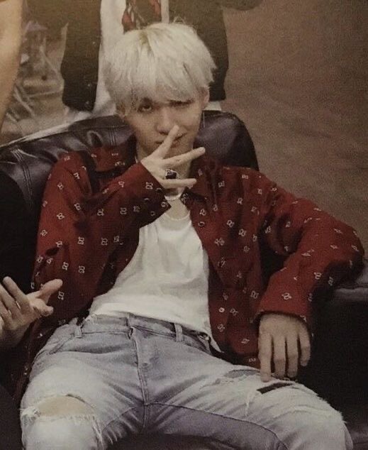 yoongi man spreading