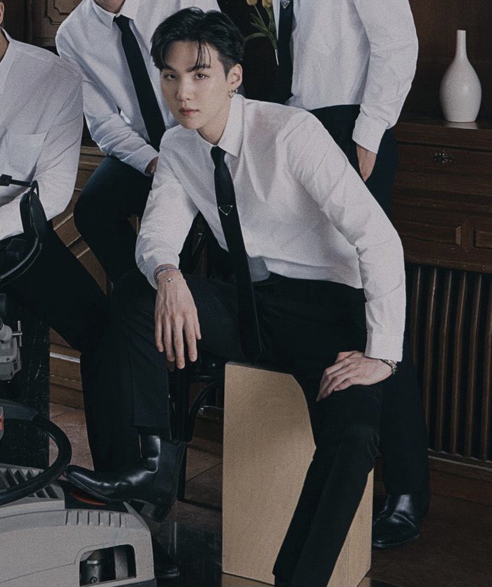 yoongi man spreading