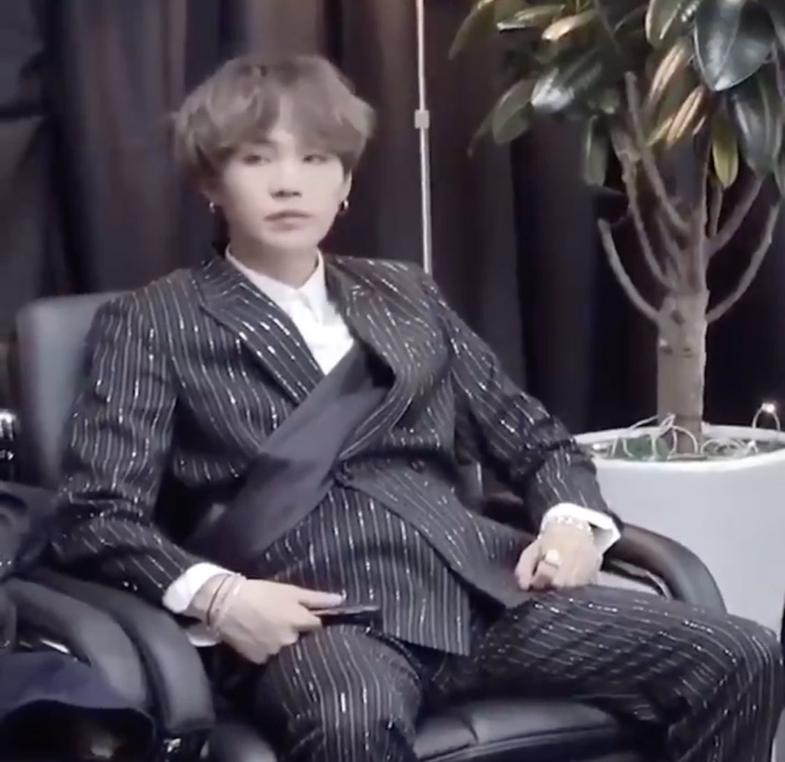 yoongi man spreading