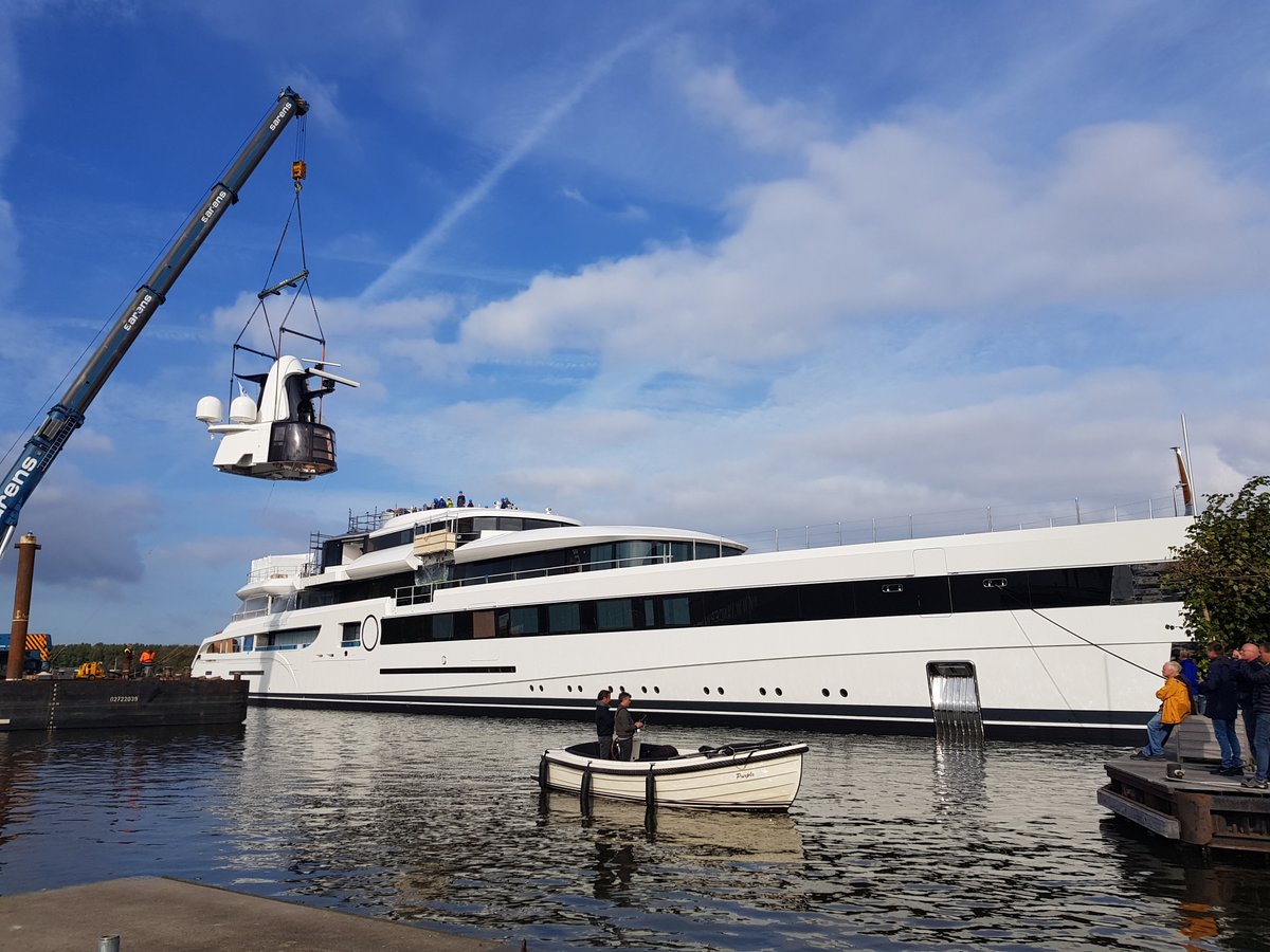 michaelleachltd's tweet photo. Throw back Thursday to when the Mast &amp; Atrium was installed on MY Lady S.. The weather behaved and fitted! 😀 #feadship #superyacht #superyachtdesign #mast #crane #heavylifting #megayacht #tantekee #superyachtlife #yachtbuilding #design #yachtlife #holland @Feadship https://t.co/SBtFWlZNAv