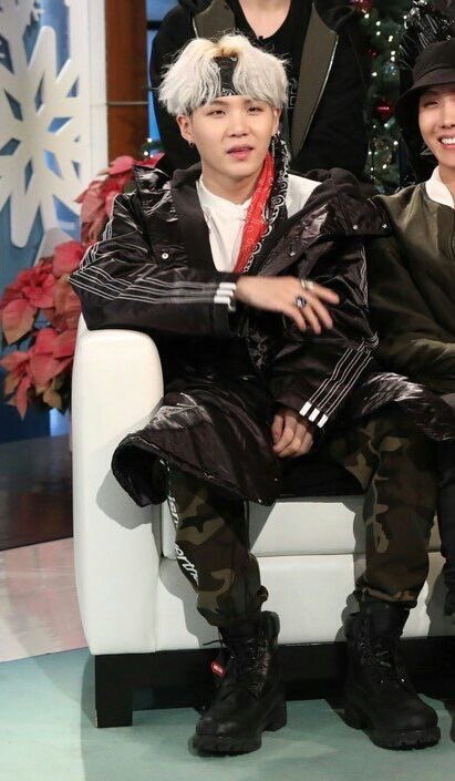 yoongi man spreading