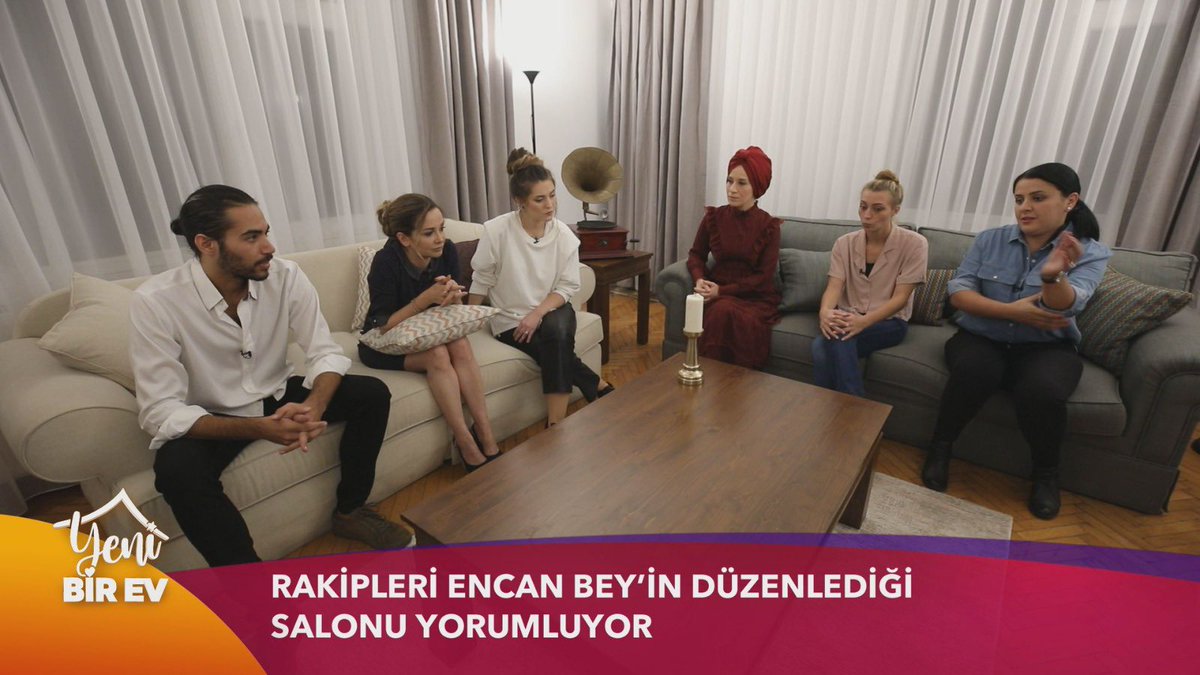 Rakipleri Encan Bey’in düzenlediği salonu yorumluyor.
<a href="/yenibirevtv/">Yeni Bir Ev</a> <a href="/startv/">STAR TV</a>