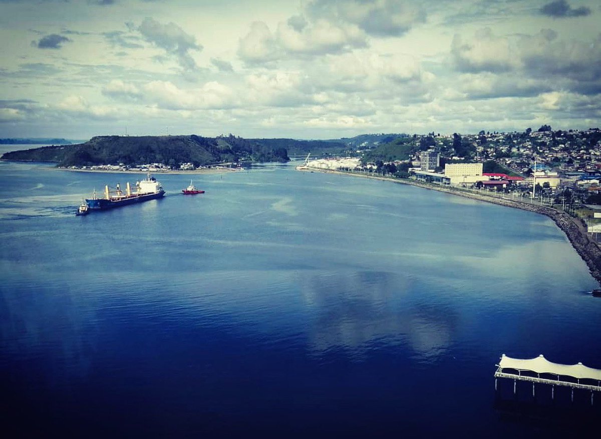 Empormontt1's tweet photo. Así despierta nuestra querida ciudad de #PuertoMontt mientras los remolcadores realizan las operaciones de atraque al carguero #TBCProgress que trae cerca de 5.500 Ton de fertilizantes. 🚢🇨🇱 https://t.co/D8A0Q9Mxl1