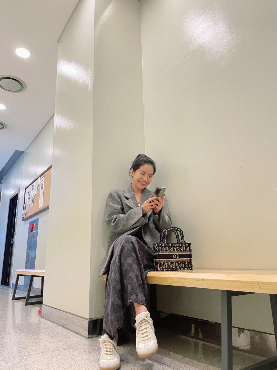 dalddun_0221's tweet photo. 이 가방 실제로 보니까 더 예쁘네 🥰
언니랑 잘 어울려서 https://t.co/lqE0UwZ7Od