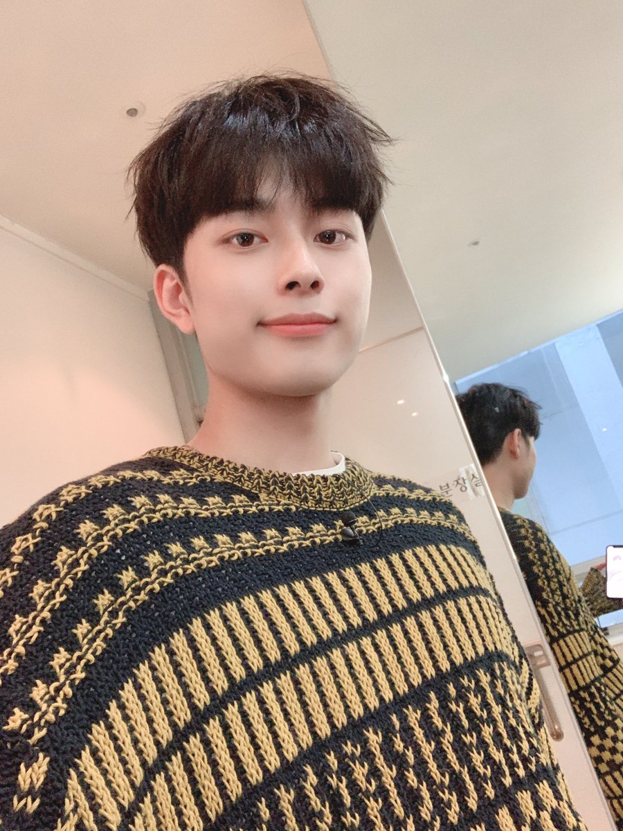 [📸] 201112 @ #큐브통신

귀요미 MC 선호의 활약으로 미소 만발 목요일 밤을 만들어 준 오늘의 방송! 👍👍
더 귀엽고 더 상큼한 선호로 모두 굿나잇🌙

#유선호 #YOO_SEONHO