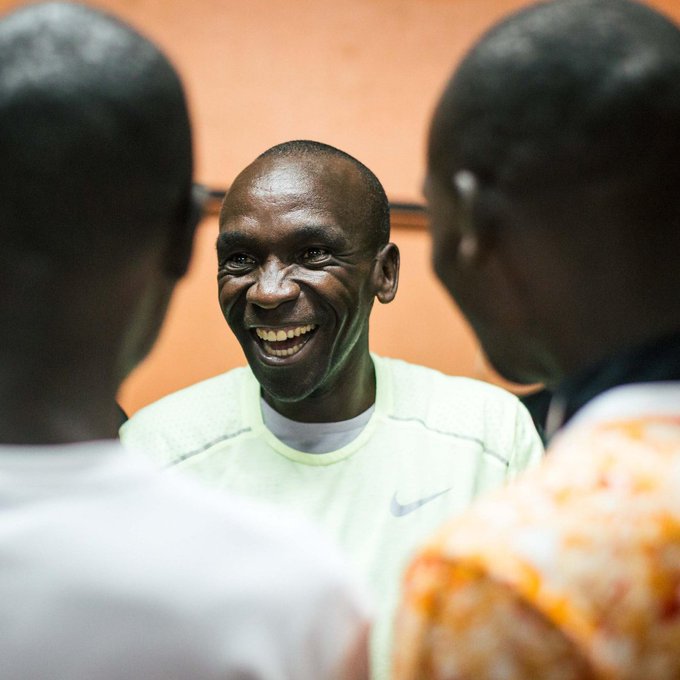 _r4fun_'s tweet photo. 🗣Eliud Kipchoge:
"La gente a menudo me pregunta cómo me las arreglo para tener una carrera larga y fructífera. Creo que es porque estoy rodeado de muchas personas excelentes con las que entrenar. Creo que el éxito se consigue trabajando duro y riendo mucho". https://t.co/PXXyP2udUd