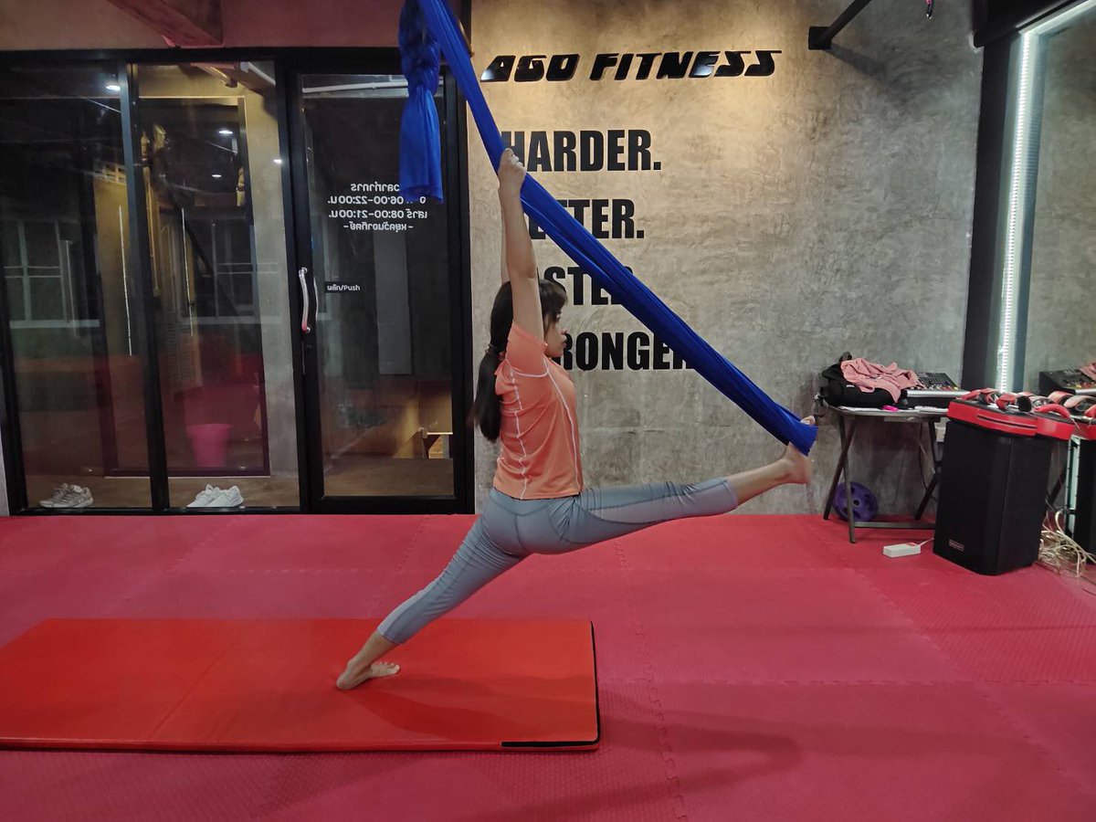 goijutha's tweet photo. I love yoga fly #yoga #yogafly #yogagirl #YogaGirlS https://t.co/Bhh5khAy8O