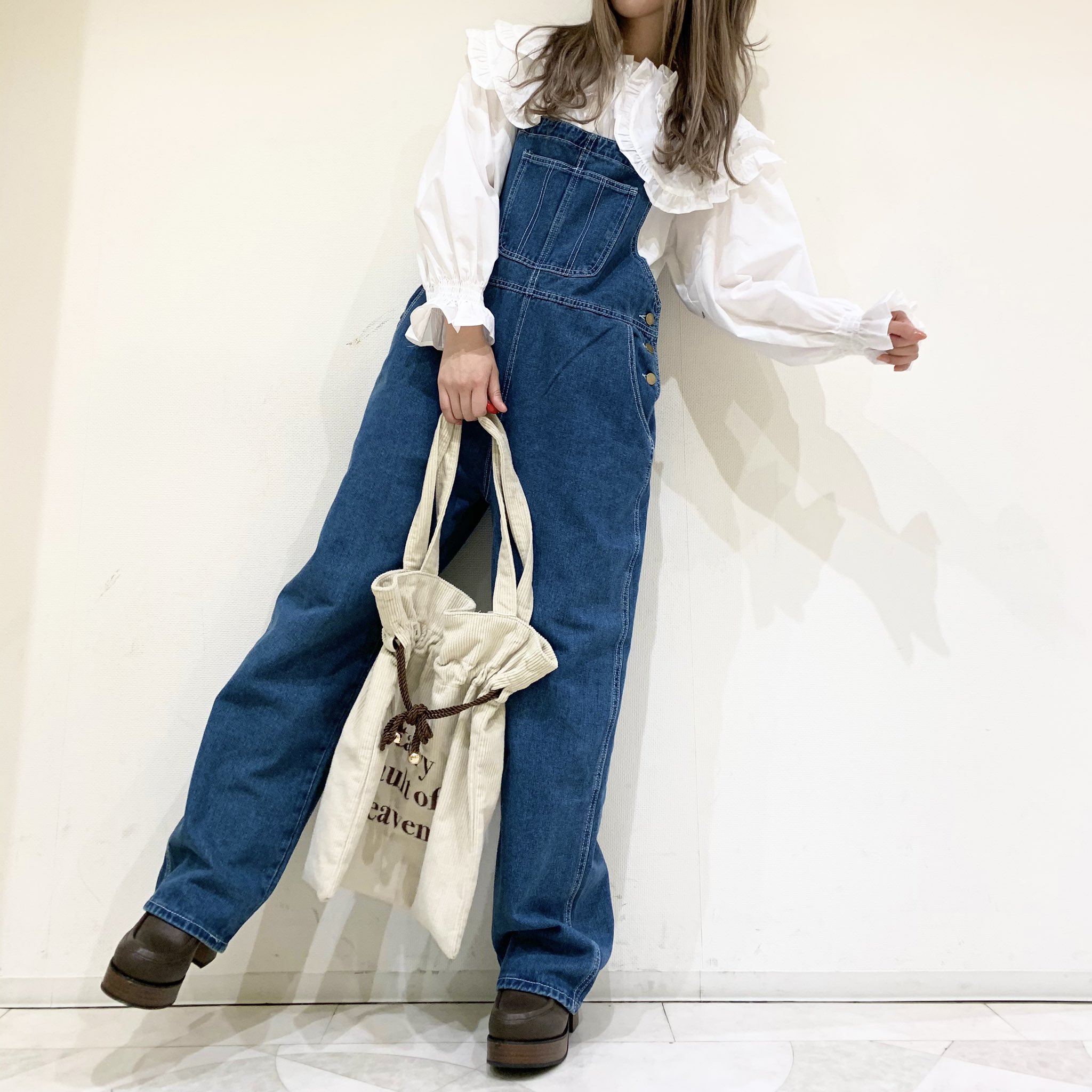 W C Shibuya109店スタッフコーデ メンズライクなオーバーオールも フリル襟のブラウスで 女の子らしいコーデに デニムオーバーオール 4 399 税込 T Co Qdv19drbp5 ダブルフリル長袖ブラウス 3 299 税込 T Co