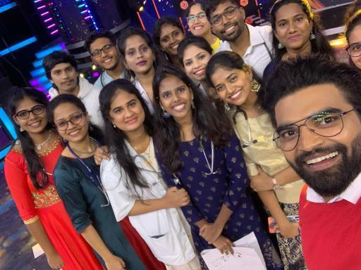 Pradeep_mouni's tweet photo. A small tribute for all the Doctors outthere..Frm #sarigamapa team..
Once again thank u so much to all the #Police #Doctors #greenambessadors 🙏✨️🙏✨️
Cute selfy with Doctors😍🤗
@impradeepmachi @Suave_Shashi
#Zeetelugu #Singingicon #Pradeepmachiraju #pradeepmachiraju https://t.co/XDFoRGHGkf
