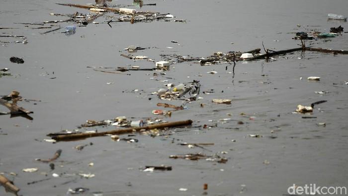 detikcom's tweet photo. #Foto Tumpukan sampah tampak memenuhi Sungai Ciliwung yang ada di kawasan Bukit Duri, Jakarta, Kamis (12/11/2020). Begini penampakannya:

Baca beritanya di https://t.co/yCahBeAeBz
Foto: Rengga Sancaya/detikcom https://t.co/UDtWL6FveH