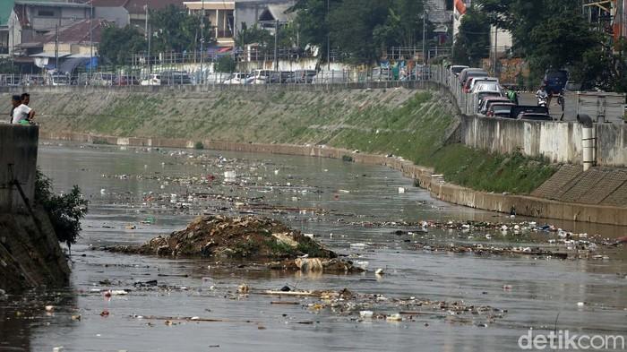 detikcom's tweet photo. #Foto Tumpukan sampah tampak memenuhi Sungai Ciliwung yang ada di kawasan Bukit Duri, Jakarta, Kamis (12/11/2020). Begini penampakannya:

Baca beritanya di https://t.co/yCahBeAeBz
Foto: Rengga Sancaya/detikcom https://t.co/UDtWL6FveH