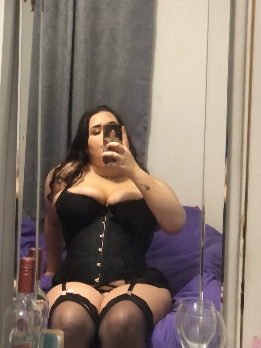 onlyfanspromoww's tweet photo. Everyone please go and support this young very sexy beautiful girl who has a kinky side and uploads most days! If you think these pics are good wait until you sub to her,it’s on offer right now https://t.co/U1FoVzMMht @issabell @isabella_blake4 https://t.co/E8ukAIg2ki